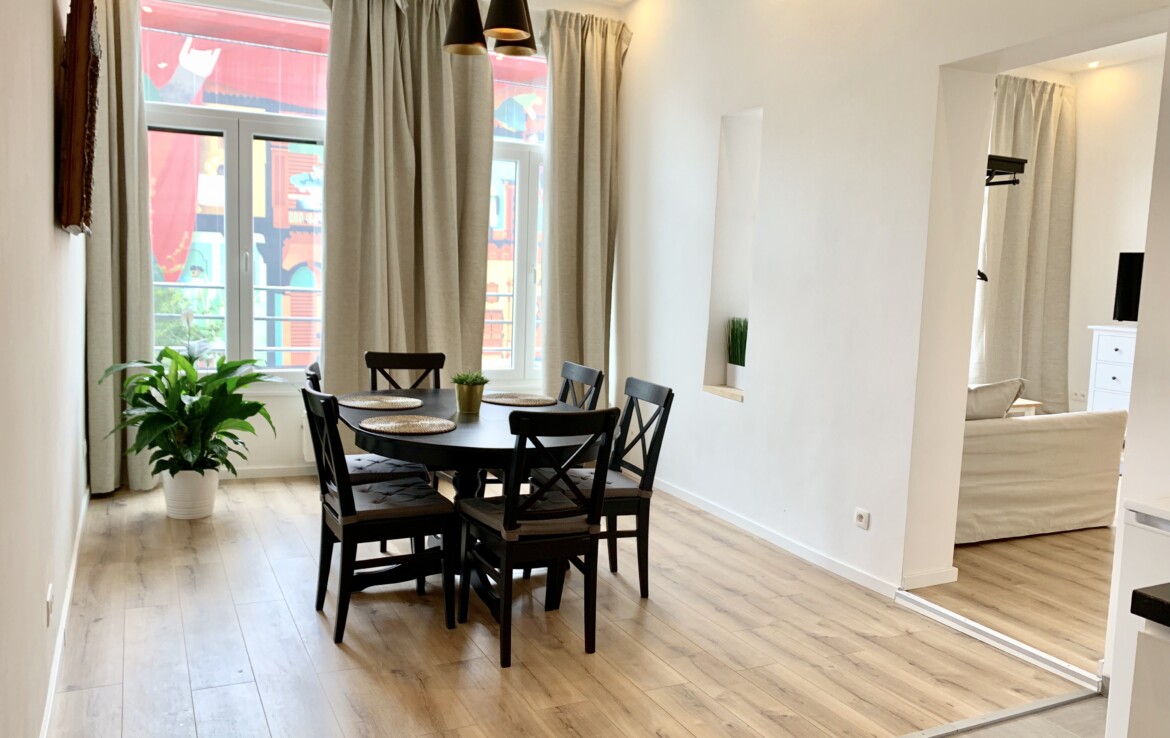 Two bedroom apartment in the heart of Antwerp. The windows open up to a beautiful view of the Old Town. 