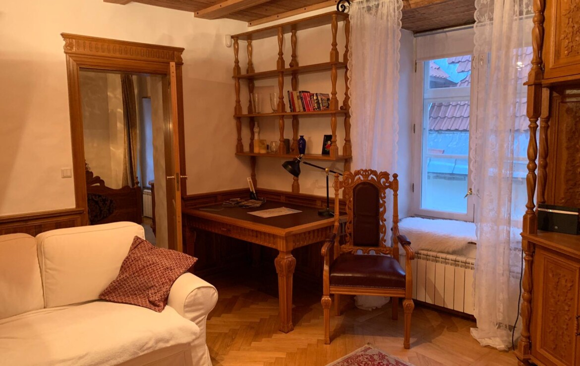 Tammepuidust mööbliga korter Tallinna vanalinnas mullivanni ja saunaga
